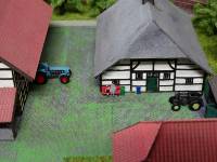 Innenhof mit zwei Museums-Traktoren